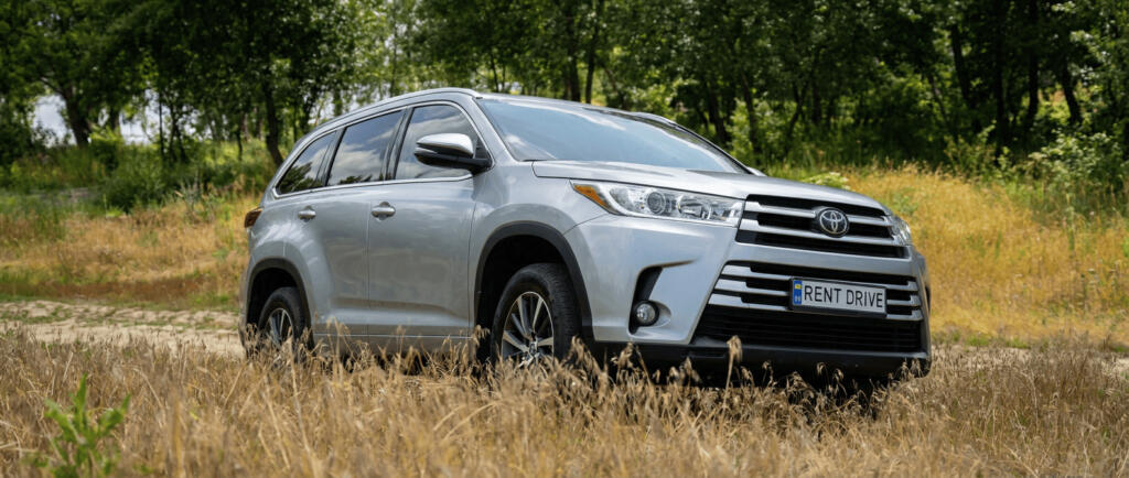 alt - oyota Highlander посуточно в Киеве — аренда авто от RentDrive